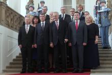 Le président tchèque Milos Zeman (c), le Premier ministre Andrej Babis (2e g) et les membres du nouveau gouvernement, le 27 juin 2018 à Prague