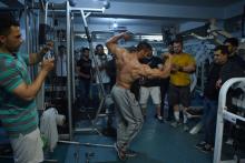 Hares Mohammadi, un bodybuilder afghan, dans une salle de musculation, le 16 avril 2018 à Kaboul