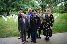 D'anciens combattants et militaires transgenres réunis au cimetière américain d'Arlington après avoir déposé une gerbe de fleurs sur la tombe du Soldat inconnu, au nom de l'association Tava (Transgend