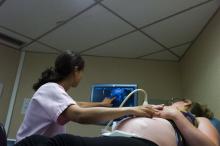 Une femme enceinte fait une échographie.