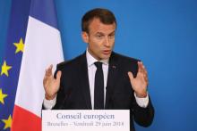 Emmanuel Macron parle à la presse au dernier jour du sommet européen à Bruxelles, le 29 juin 2018