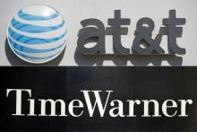 Combinaison des photos des logos de AT&T de celui de la Time Warner réalisé le 16 octobre 2016