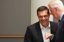 Le négociateur en chef pour le Brexit Michel Barnier (D) en discussion avec le Premier ministre grec Alexis Tsipras au dernier jour du sommet européen de Bruxelles le 29 juin 2018 à Bruxelles