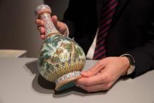 Un vase chinois en porcelaine du 18e siècle créé pour l'empereur Qianlong présenté chez Sotheby's avant sa mise aux enchères, le 22 mai 2018 à Paris