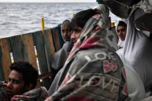 Des migrants à bord de l'Aquarius en mer Méditerrannée entre la Lybie et l'Italie le 9 mai 2018