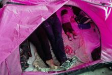 Des membres de la famille Mendez, du Salvador, se reposent dans leur tente, située dans un camp de migrants, à Tijuana, au Mexique, le 20 juin 2018.