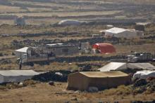 Une photo prise le 29 juin 2018 à partir de la partie du Golan occupée par Israël, montre un campement de fortune abritant des déplacés syriens dans le village de Breqa dans la province de Qouneitra, 