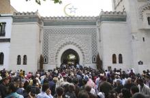 Des croyants se rassemblent pour l'Aid el-Fitr à la grande mosquée de Paris, le 15 juin 2018