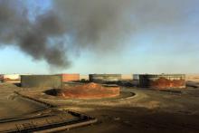 Une photo prise le 8 janvier 2016 montre de la fumée s'échappant du terminal pétrolier Al-Sidra dans l'est de la la Libye, après l'extinction d'un incendie