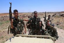 Des combattants prorégime en Syrie à bord d'un pick-up durant une tournée guidée dans le village al-Soura, dans la province de Deraa (sud), le 29 juin 2018