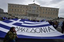 Un drapeau grec sur lequel est inscrit "Macédoine" est brandi lors d'une manifestation devant le parlement grec à Athènes en début d'année.