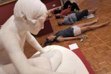 Des personnes pratiquent le Yog'Art au musée des Beaux-Arts de Rennes le 28 mai 2018