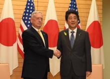Le ministre de la Défense américain Jim Mattis et le premier ministre japonais Shinzo Abe, à Tokyo, le 29 juin 2018
