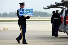 Les restes de soldats américains tués lors de la guerre de Corée sont transférés sur la base aérienne d'Osan le 27 juillet 2018