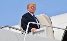 Le président américain Donald Trump embarque dans Air Force One, le 20 juillet 2018 à la base aérienne de St Andrews