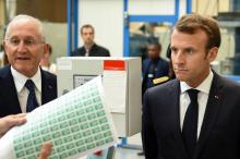 Emmanuel Macron visite une imprimerie de La Poste à Boulazac, en Dordogne, le 19 juillet 2018