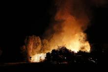 Entrepôt en feu à Persan dans le Val d'Oise, après des violences urbaines, le 23 juillet 2016