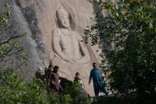 Le Bouddha de Swat sculpté sur la falaise, après sa restauration par des archéologues italiens, le 26 avril 2018 à Jahanabad, au Pakistan