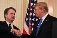 Poignée de main entre le président américain Donald Trump, à droite et le juge conservateur Brett Kavanaugh, qu'il vient de nommer à la Cour suprême des Etats-Unis, le 9 juillet 2018 à la Maison Blanc