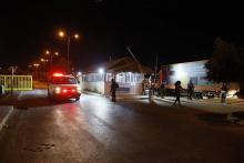 Des forces israéliennes postées à un barrage au moment du passage d'une ambulance transportant les blessés israéliens d'une attaque au couteau dans une colonie de Cisjordanie occupée près de Ramallah,
