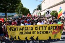 Environ 3.000 personnes ont participé à une marche pour les migrants organisée par l'association italienne "Progetto 20K" à Ventimille le 14 juillet 2018