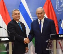 Le Premier ministre hongrois Viktor Orban (G) et son homologue israélien Benjamin Netanyahu (D) se serrent la main après des déclarations à Jérusalem le 19 juillet 2018