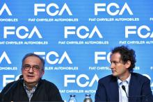 Sergio Marchionne (g), alors PDG du groupe Fiat Chrysler (FCA), aux côtés de John Elkann (d) lors d'une conférence de presse à Balocco, en Italie, le 1er juin 2018