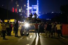 Des manifestants bloquent un char près d'un des ponts d'Istanbul lors d'un putsch, le 15 juillet 2016 en Turquie