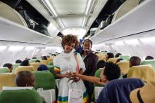Des passagers se sourient à bord de l'avion des Ethiopian Airlines reliant Addis Abeba à Asmara, en Erythrée, le 18 juillet 2018.