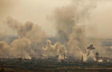 Une photo prise depuis la partie occupée par Israël du plateau du Golan montre des panaches de fumée du côté syrien après des bombardements attribués au régime syrien et à son allié russe, le 16 juill