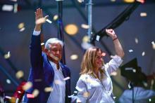 Le nouveau président mexicain élu Andres Manuel Lopez Obrador, accompagné par sa femme Beatriz Gutierrez Muller, salue ses partisans après sa victoire à l'élection présidentielle, le 1er juillet 2018 