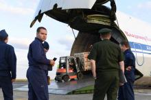 Un avion cargo russe charge du matériel médical et des produits de première nécessité, à Châteauroux, en France, le 20 juillet 2018
