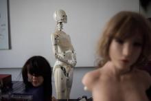 Une poupée robot photographiée le 1er février 2018 dans une usine de Dalian, dans le nord-est de la Chine.