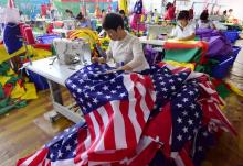 Des ouvrières chinoises cousent des drapeaux américains dans une usine de Fuyang en Chine, le 13 juillet 2018
