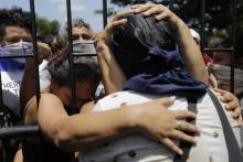 Un étudiant de l'Université nationale autonome du Nicaragua embrasse ses proches, à la sortie de la cathédrale de Managua, où il s'était retranché avec ses camarades pendant une attaque des forces gou