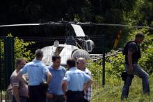 Des policiers près d'un hélicoptère abandonné par Redoine Faïd le 1er juillet 2018 près de Gonesse
