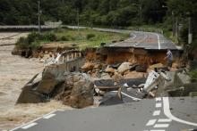 Une route effondrée, le 7 juillet 2018 dans la région d'Hiroshima, suite aux pluies torrentielles que connaît l'ouest du Japon depuis quatre jours