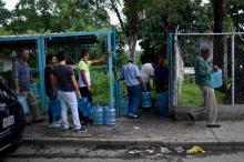 Vecinos de San Juan de los Morros, en Venezuela, hacen cola para conseguir agua, el 10 de julio de 2018.