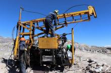 Photo fournie le 17 juillet 2018 par Macusani Yellowcake, filiale de la société minière canadienne Plateau Energy, montrant des employés dans la région andine de Puno, dans le sud-est du Pérou, où un 