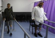 Des Syriens amputés s'entraînent à marcher avec une jambe artificielle dans un centre du Croissant rouge syrien à Damas le 15 juillet 2018