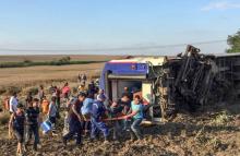 Plus de 100 ambulances et des hélicoptères de l'armée ont été envoyées pour transporter les blessés de l'accident de train en Turquie le 8 juillet 2018.