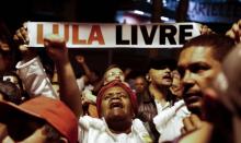 Des soutiens de l'ex-président Lula manifestent le 8 juillet 2018 à Sao Bernardo do Campo, Sao Paulo, Brazil, on July 8, 2018, pour réclamer sa libération, accordée par un juge dimanche puis infirmée 