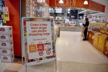 Un panneau informe les clients d'un supermarché Coles que les sacs plastiques gratuits ne sont plus à disposition, le 2 juillet 2018 à Sydney, en Australie