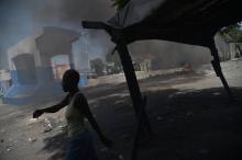 Une barricade encore fumante au centre de Port-au-Prince, photographiée le 9 juillet