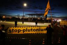 Des militants de Greenpeace manifestent à Cherbourg contre l'envoi au Japon de MOX, combustible cont