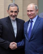 Le président russe Vladimir Poutine (d) et le conseiller spécial iranien Ali Akbar Velayati, le 12 juillet 2018 à Novo-Ogaryovo, près de Moscou