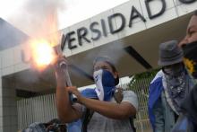 Des étudiants tirent un mortier le 23 juillet 2018 à Managua