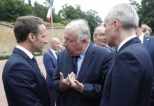 Le président du Sénat Gérard Larcher (centre) aux côtés d'Emmanuel Macron (L) au Mont-Valérien à Suresnes le 18 juin 2018