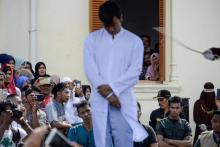 Un homosexuel reçoit des coups de bâton pour avoir enfreint la charia à Aceh en Indonésie, le 13 juillet 2018