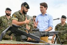 Le Premier ministre canadien Justin Trudeau rencontre des soldats canadiens déployés dans le cadre d'une mission de l'OTAN dans le camp d'Adazi en Lettonie, le 10 juillet 2018
